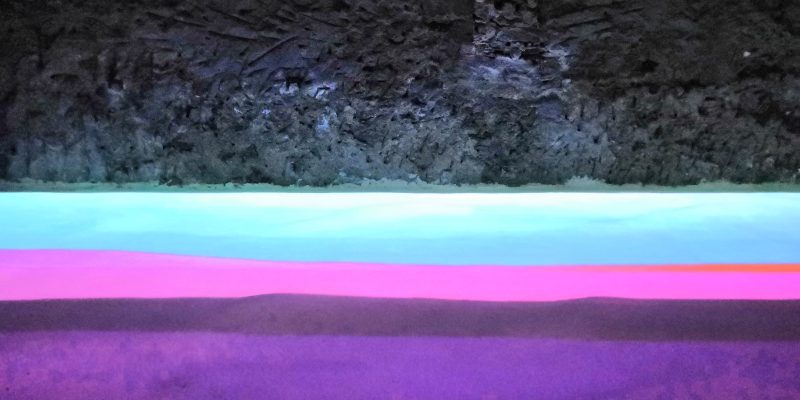 Ce qui me manque, Isabelle Arvers  2019 | Installation Machinima | sand | sound and color  World premiere - Vidéoformes 2019 Sound design : Alexandre Ollivier (Whadat Experience)