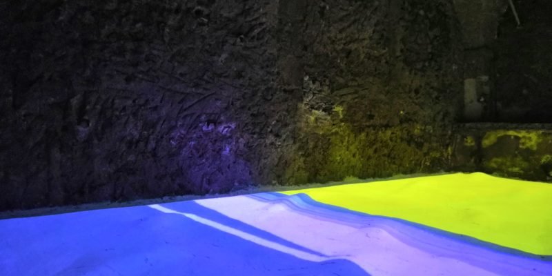 Ce qui me manque, Isabelle Arvers  2019 | Installation Machinima | sand | sound and color  World premiere - Vidéoformes 2019 Sound design : Alexandre Ollivier (Whadat Experience)