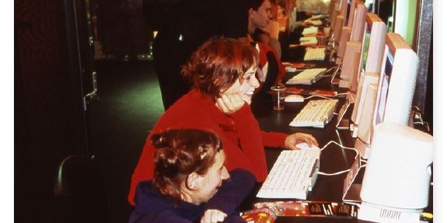 Playtime Retrogaming exhibit by siabelle arvers villette numérique 2002